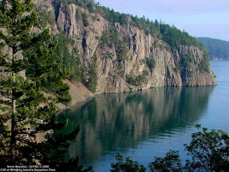 Cliff at Deception Pass on Whidbey Island
 - 800 x 600