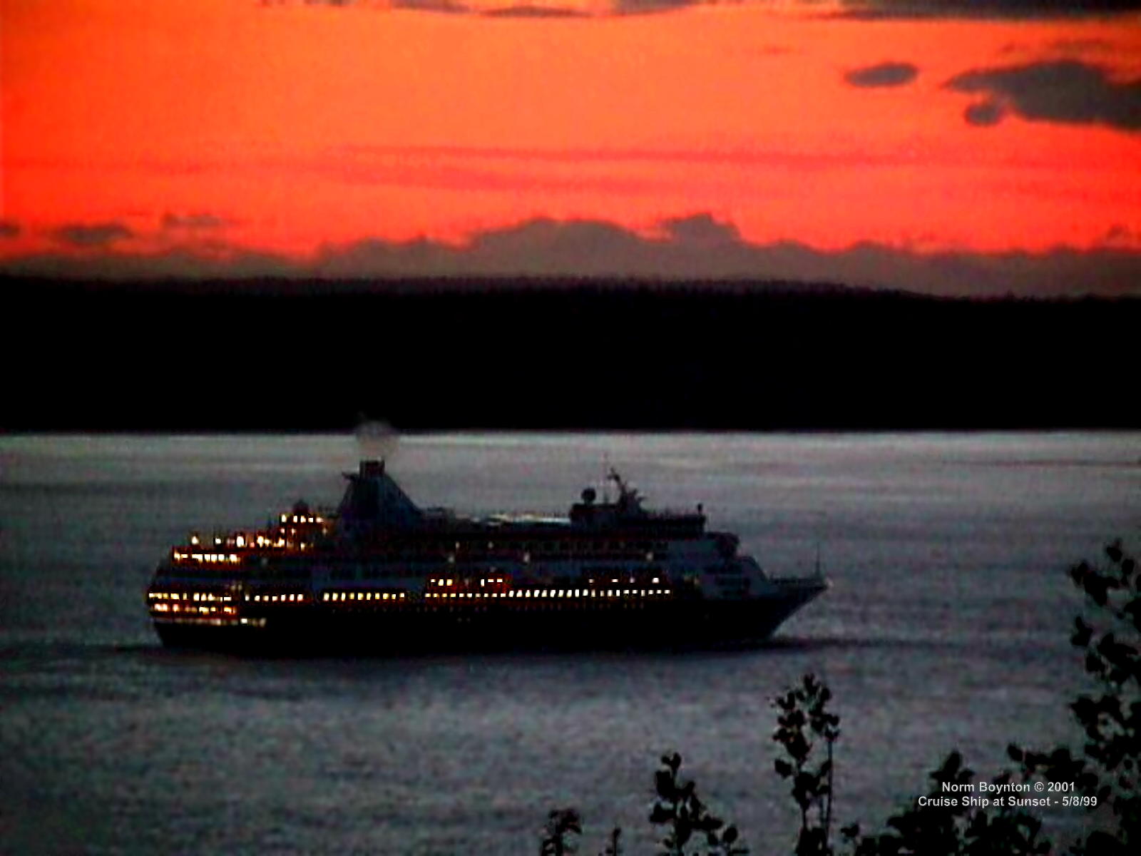 Cruise Ship at Sunset - 1600 x 1200